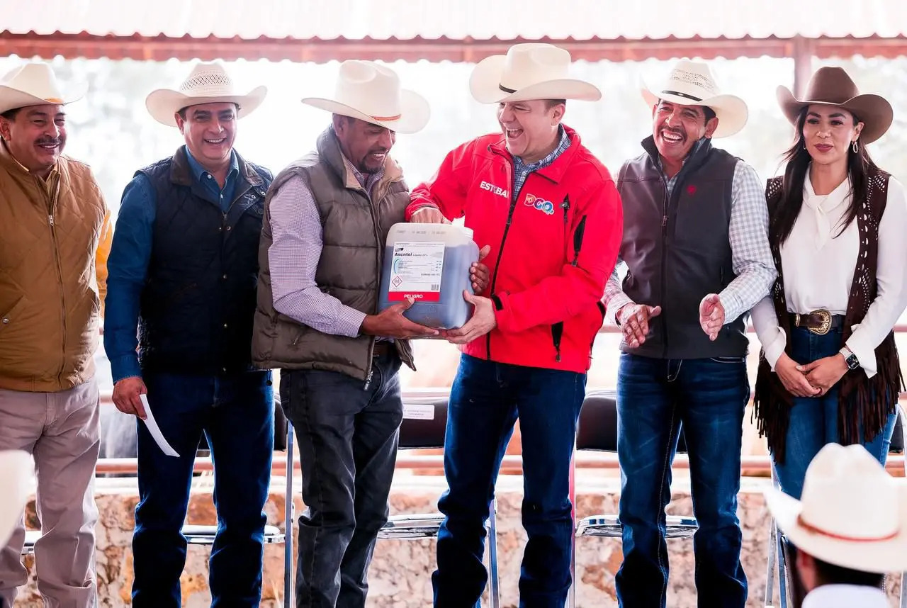CON SANIDAD Y MEJOR GENÉTICA, ESTEBAN VILLEGAS, APOYA A PRODUCTORES DE OTINAPA CON BAÑOS GARRAPATICIDAS.