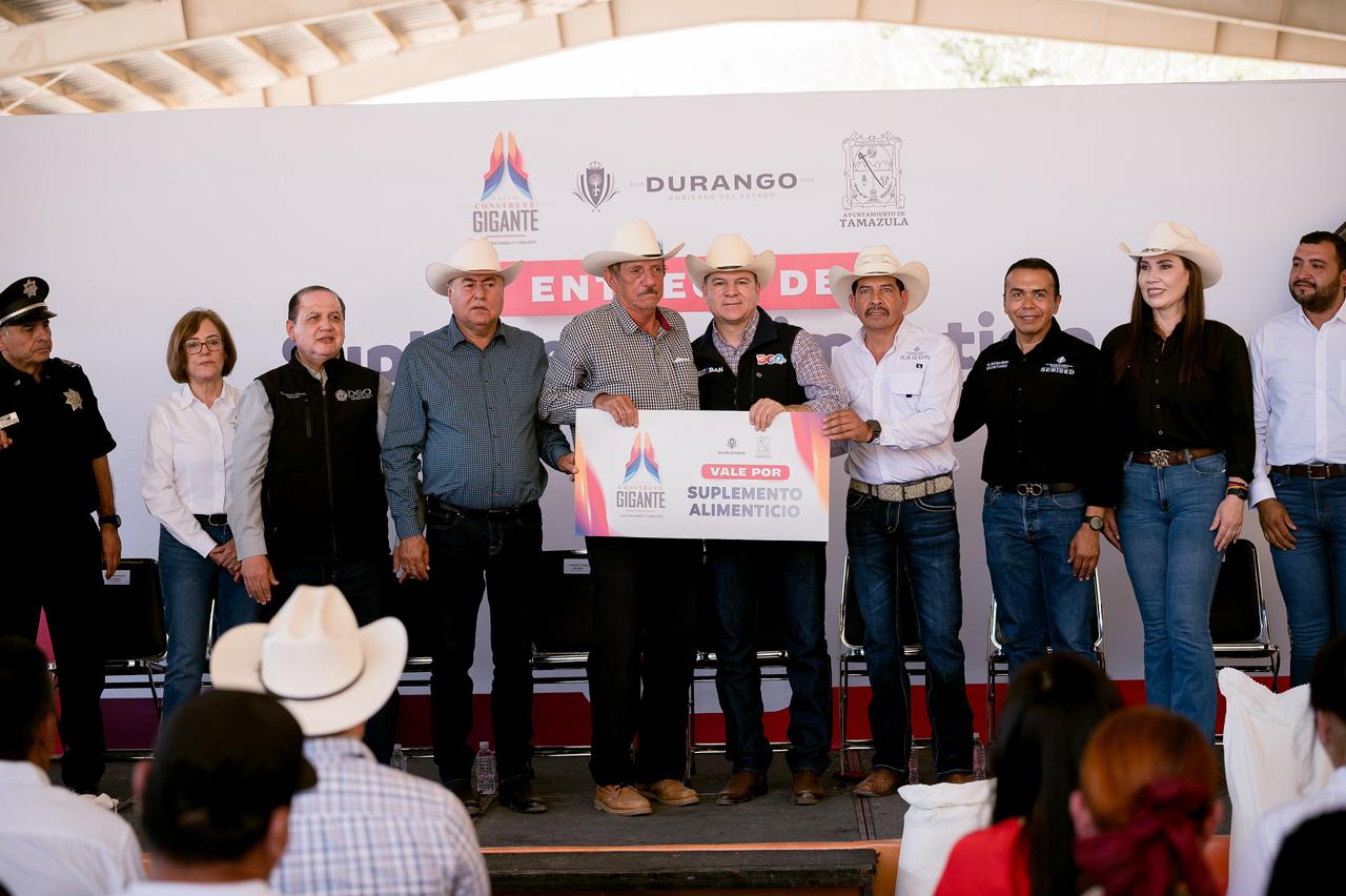 En Tamazula, Esteban Villegas entrega suplemento alimenticio y fortalece la ganadería como parte de la gira por los 39 municipios